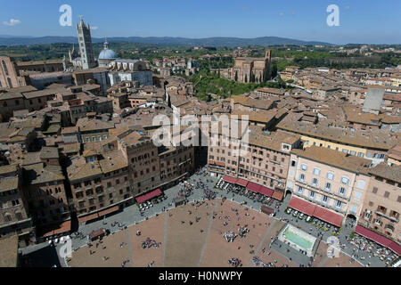 Vista di Piazza del Campo e i tetti nel centro storico dalla Torre del Mangia a Siena, Toscana, Italia Foto Stock