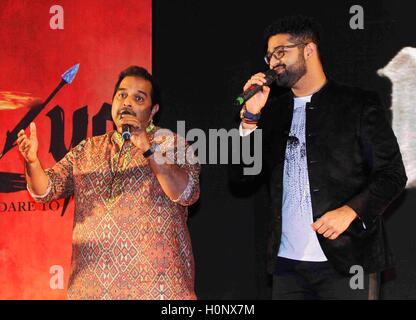 Shankar Mahadevan, cantante e compositore indiano, con suo figlio Siddharth Shankar Mahadevan, compositore di film indiano al lancio musicale del film Mirzya a Mumbai India Foto Stock