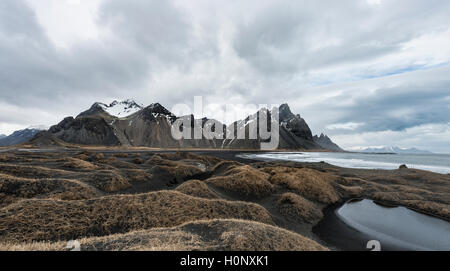 Montagne Klifatindur, Eystrahorn e Kambhorn, Stokksnes capezzagna, Klifatindur mountain range, Regione orientale, Islanda Foto Stock