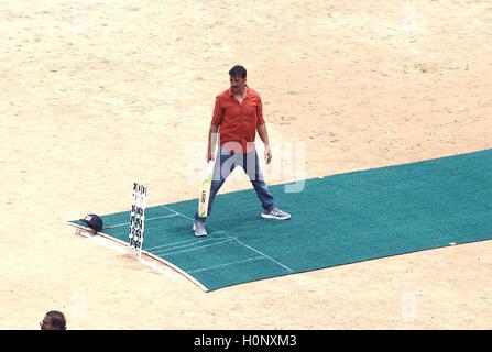 Attore di Bollywood Akshay Kumar durante il percorso su germogli di film di prossima uscita Jolly LLB 2 di Varanasi, India Foto Stock