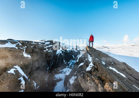 Donna in piedi a tettonica divergenti di confine tra Nord America e piastre eurasiatica, Mid-Atlantic Ridge, Rift valley Foto Stock