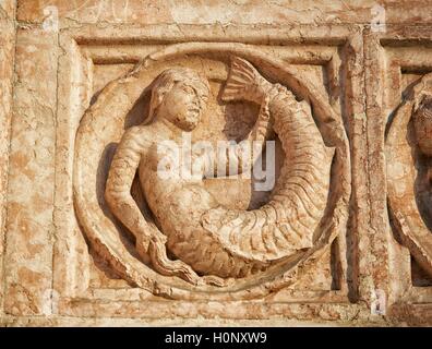 Medieval sculture in rilievo della mitica sirena sulla parte esterna del Battistero Romanico di Parma, circa 1196, (Battistero di Foto Stock