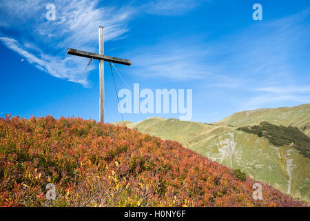 La pace mondiale Cross in Simmel in autunno, Hochtannberg Pass, Vorarlberg, Austria Foto Stock