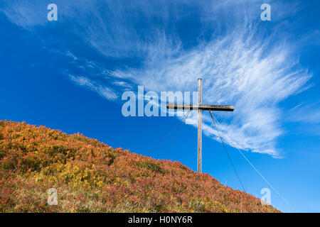 La pace mondiale Cross in Simmel in autunno, Hochtannberg Pass, Vorarlberg, Austria Foto Stock