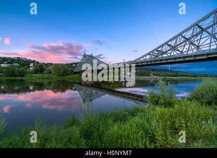 Storico ponte Blaues Wunder sta attraversando il fiume Elba a polvere con red cloud al di sopra di esso, Dresda, Sassonia, Germania Foto Stock