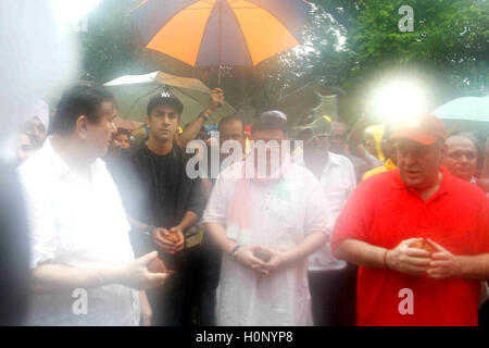 L'attore di Bollywood Randhir Kapoor, Ranbir Kapoor, Rishi Kapoor, Rajeev Kapoor, che celebra la partecipazione alla processione del Festival di Ganesh a Mumbai in India Foto Stock