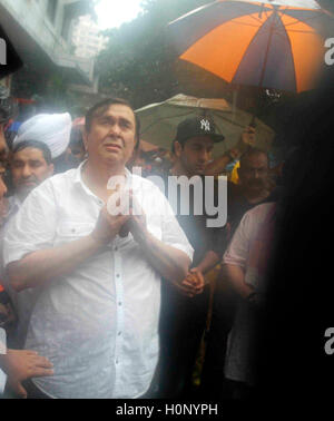 Attore Bollywood, Randhir Kapoor, Ranbir Kapoor, bagnarsi nella pioggia monsone, partecipando alla processione del Festival di Ganesh dello studio R K a Chembur, Mumbai, India Foto Stock