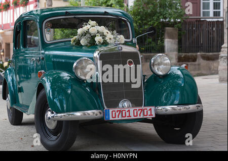 Mercedes old-timer, auto nozze decorata con rose bianche, Baviera, Germania Foto Stock