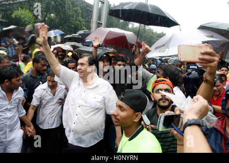 Attore Bollywood, Randhir Kapoor, Ranbir Kapoor, bagnarsi nella pioggia monsone, partecipando alla processione del Festival di Ganesh dello studio R K a Chembur, Mumbai, India Foto Stock