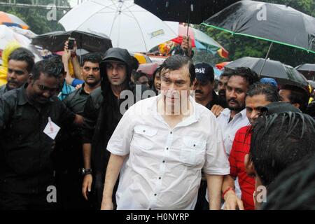 Attore Bollywood, Randhir Kapoor, Ranbir Kapoor, bagnarsi nella pioggia monsone, partecipando alla processione del Festival di Ganesh dello studio R K a Chembur, Mumbai, India Foto Stock