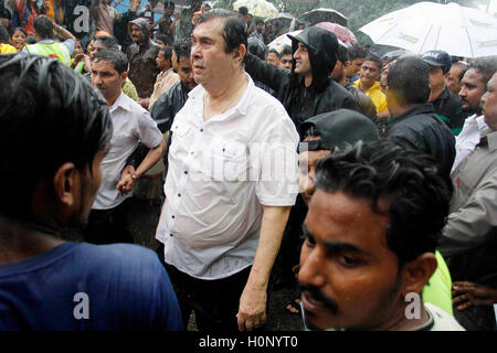Attore Bollywood, Randhir Kapoor, Ranbir Kapoor, bagnarsi nella pioggia monsone, partecipando alla processione del Festival di Ganesh dello studio R K a Chembur, Mumbai, India Foto Stock
