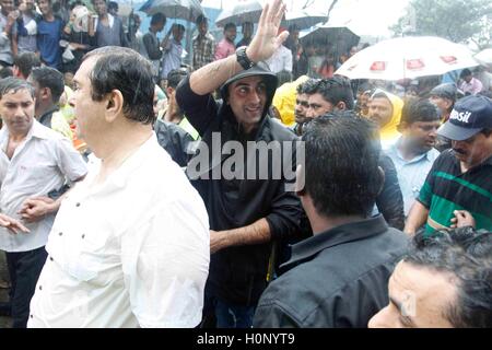 Attore Bollywood, Randhir Kapoor, Ranbir Kapoor, sventolando ai fan, bagnandosi nella pioggia monsonica, partecipando alla processione del Ganesh Festival di R K Studio a Chembur, Mumbai, India Foto Stock