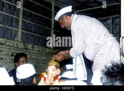 Attore di Bollywood Nana Patekar partecipare processione immersione del Signore Ganesh nella giornata finale del festival Ganesh Mumbai Foto Stock