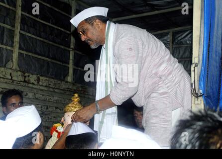 Attore di Bollywood Nana Patekar partecipare processione immersione Signore Ganesh nella giornata conclusiva del festival Ganesh, in Mumbai Foto Stock