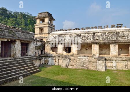 Patio de los Cautivos con torre, El Palacio, rovine Maya di Palenque, Chiapas, Messico Foto Stock