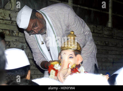 Attore di Bollywood Nana Patekar partecipare processione immersione del Signore Ganesh nella giornata conclusiva del festival Ganesh Mumbai Foto Stock