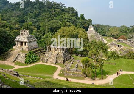 Vista con Tempio Templo del Sol, il Templo XIV e XV Templo, il Templo de las Inscriptiones e El Palacio, rovine Maya di Palenque Foto Stock