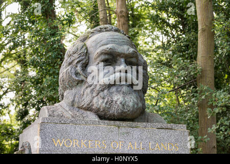 Tomba di Karl Marx, busto, il cimitero di Highgate a Londra, Inghilterra, Regno Unito Regno Unito Foto Stock