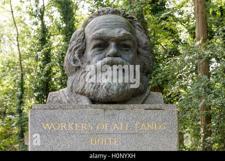 Tomba di Karl Marx, busto, il cimitero di Highgate a Londra, Inghilterra, Regno Unito Regno Unito Foto Stock