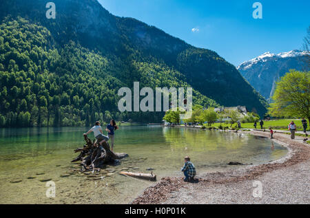 La gente sulla riva, il Lago Königssee, San Bartolomeo la Chiesa dietro, Parco Nazionale di Berchtesgaden Berchtesgaden District Foto Stock