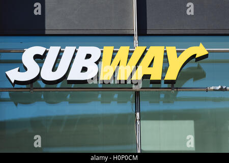 Una catena di fast food, logo alla metropolitana, Stoccarda, Baden-Württemberg, Germania Foto Stock