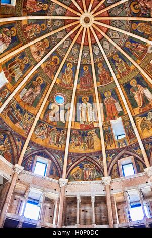 Affreschi romanici all'interno della cupola del Battistero Romanico di Parma, circa 1196, (il Battistero di Parma), Italia Foto Stock