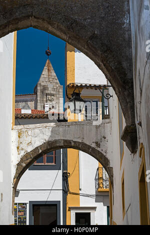 Strada stretta e arco Evora Alentejo Portogallo Foto Stock