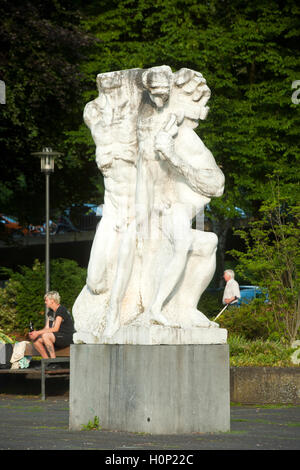 Deutschland, Renania settentrionale-Vestfalia, Wuppertal-Barmen, Friedrich-Engels-Allee, Platz vor dem Engels-Haus, Skulptur 'Die starke Link Foto Stock