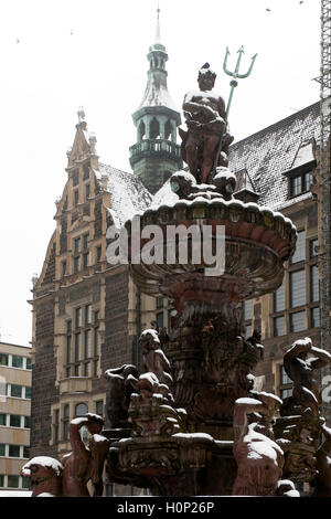 Deutschland, Renania settentrionale-Vestfalia, Wuppertal-Elberfeld, Neumarkt Jubiläumsbrunnen (auch Neptunbrunnen) vor dem Rathaus Foto Stock