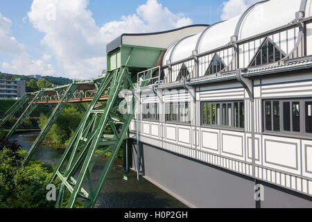 Deutschland, Renania settentrionale-Vestfalia, Wuppertal, Haltepunkt Werther Brücke der Wuppertaler Schwebebahn Foto Stock