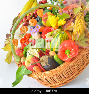 Freschi Ortaggi sani nel cestello Foto Stock