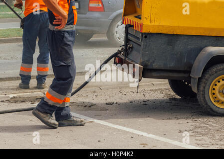 Strada non identificabili di operai di manutenzione riparazione carraio, strada di opere di costruzione Foto Stock