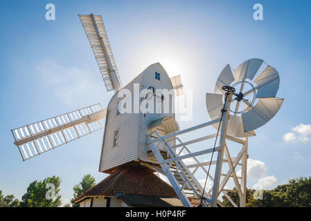 Thorpeness mulino a vento Suffolk, vista di un mulino a vento clapboard del XIX secolo nel villaggio di Suffolk di Thorpeness, Inghilterra, Regno Unito. Foto Stock