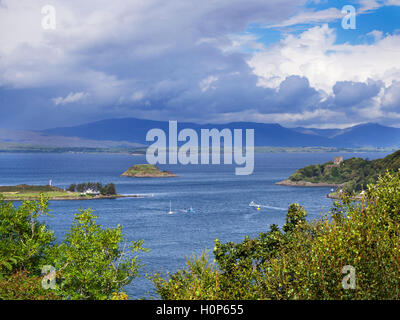 Oban Bay con Maiden Island e il castello di Dunollie dal pulpito Hill Oban Argyll and Bute Scozia Scotland Foto Stock