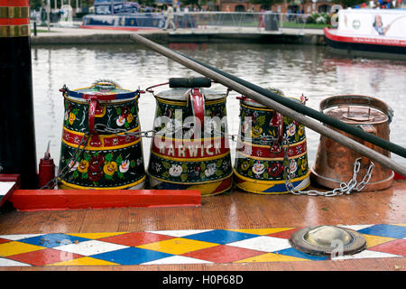 Dipinto Buckby lattine su un narrowboat a Stratford-upon-Avon bacino del canale, REGNO UNITO Foto Stock