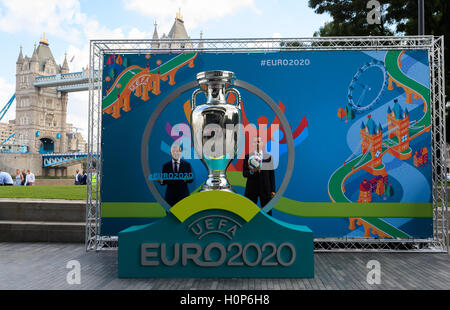 Nuovo Presidente UEFA Aleksander Ceferin (destro) a fianco del sindaco di Londra Sadiq Kahn (sinistra) durante UEFA EURO 2020 Evento di lancio a Londra City Hall. Foto Stock