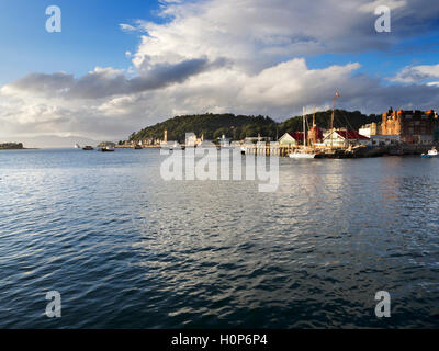 Vista su Oban Bay a nord del molo al tramonto Oban Argyll and Bute Scozia Scotland Foto Stock