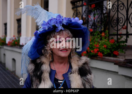 Una donna polacca nella città di Mikolajki Mragowo in County in Warmian-Masurian Voivodato in Polonia nord-orientale Foto Stock