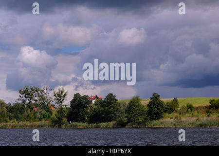 Vista della costa di Sniardwy il lago più grande in Polonia si trova nel Masurian Lake District del voivodato Warmian-Masurian, Polonia. Foto Stock