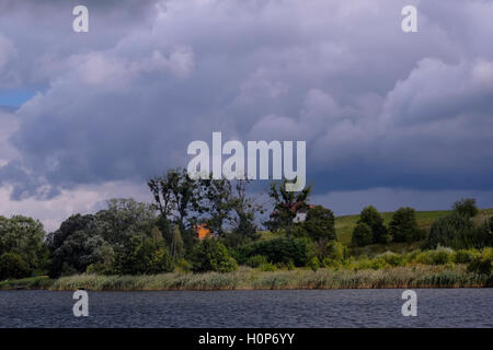 Vista della costa di Sniardwy il lago più grande in Polonia si trova nel Masurian Lake District del voivodato Warmian-Masurian, Polonia. Foto Stock