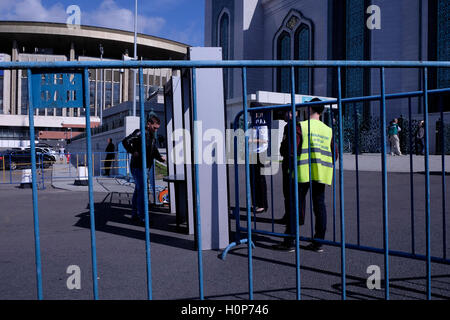 La polizia controlla i fedeli musulmani prima di entrare nelle preghiere del venerdì presso la moschea restaurata della cattedrale di Mosca, la moschea principale di Mosca e una delle più grandi d'Europa, situata in via Olimpiysky, nel centro della Russia di Mosca Foto Stock
