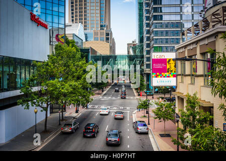 Vista del College Street, nel centro cittadino di Charlotte, North Carolina. Foto Stock