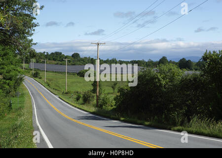 Pannelli solari su un western Vermont farm accanto al percorso 30, Sudbury, Vermont Foto Stock