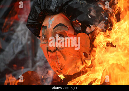 Manila, Filippine. Xxi Sep, 2016. L'effige di Imelda Marcos brucia durante la commemorazione della legge marziale in Mendiola, Manila. Centinaia di manifestanti hanno occupato Mendiola Bridge a Manila come ricordano il 44º anniversario della Legge marziale. Migliaia di persone sono state rapite, torturato e ucciso durante la legge marziale anni che Ferdinand Marcos imposti per frenare la presunta illegalità durante gli anni settanta. Credito: J Gerard Seguia/Pacific Press/Alamy Live News Foto Stock