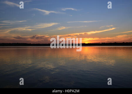 Il sole sorge oltre il White Rock Lake in Dallas Texas. Foto Stock