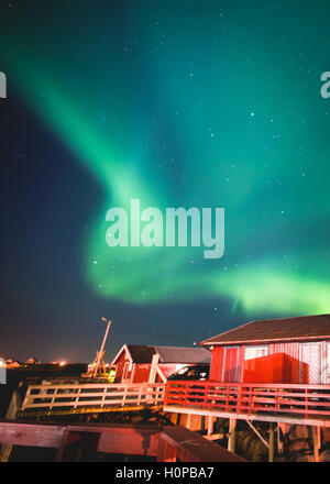 Bella immagine del massiccio verde multicolore vibrante Aurora Boreale, Aurora Polaris, anche noto come Northern Lights Foto Stock