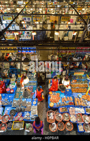 Saleswomen e frutti di mare vengano venduti al Noryangjin Mercato del Pesce a Seul, Corea del Sud, visto dall'alto. Foto Stock