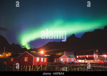 Bella immagine del massiccio verde multicolore vibrante Aurora Boreale, Aurora Polaris, anche noto come Northern Lights Foto Stock