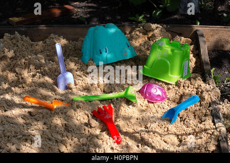 Giocattoli per bambini sono nella sandbox Foto Stock