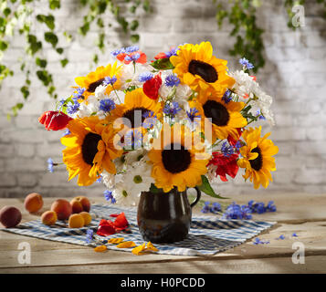 Bouquet di fiori tra cui girasoli, papaveri, cornflowers, crisantemo, margherite. Foto Stock